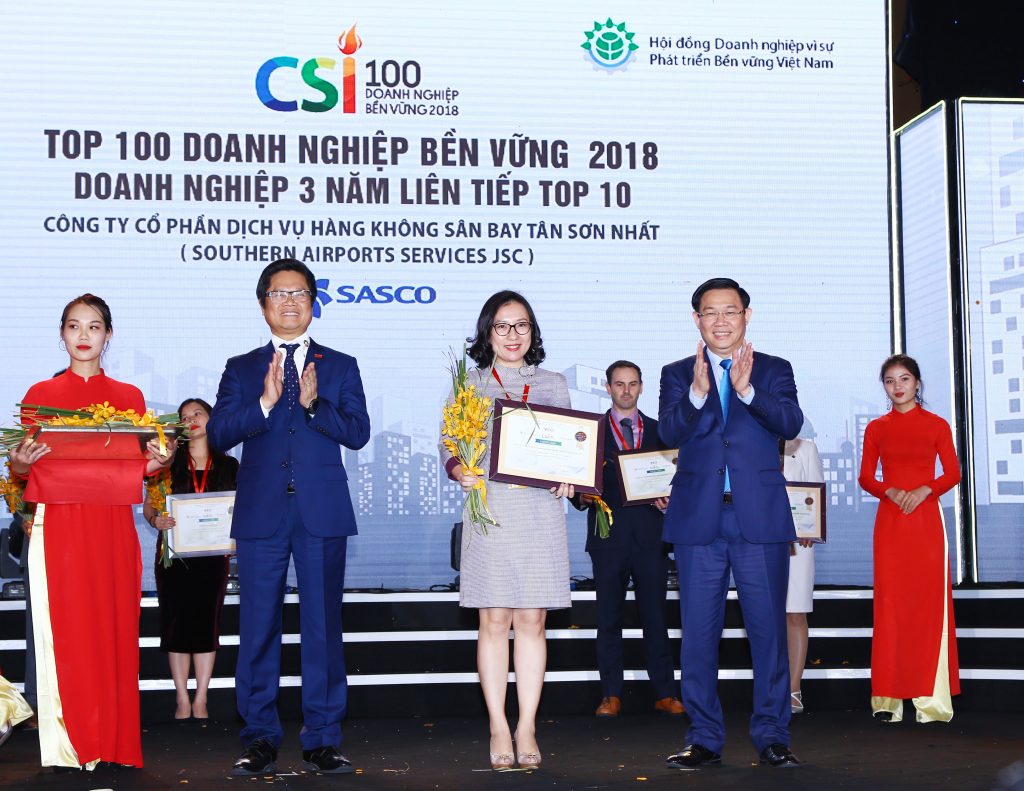 Phó Thủ tướng chính phủ Vương Đình Huệ và Chủ tịch VCCI Vũ Tiến Lộc vinh danh SASCO trong Top 10 Doanh nghiệp phát triển bền vững 3 năm liên tiếp.