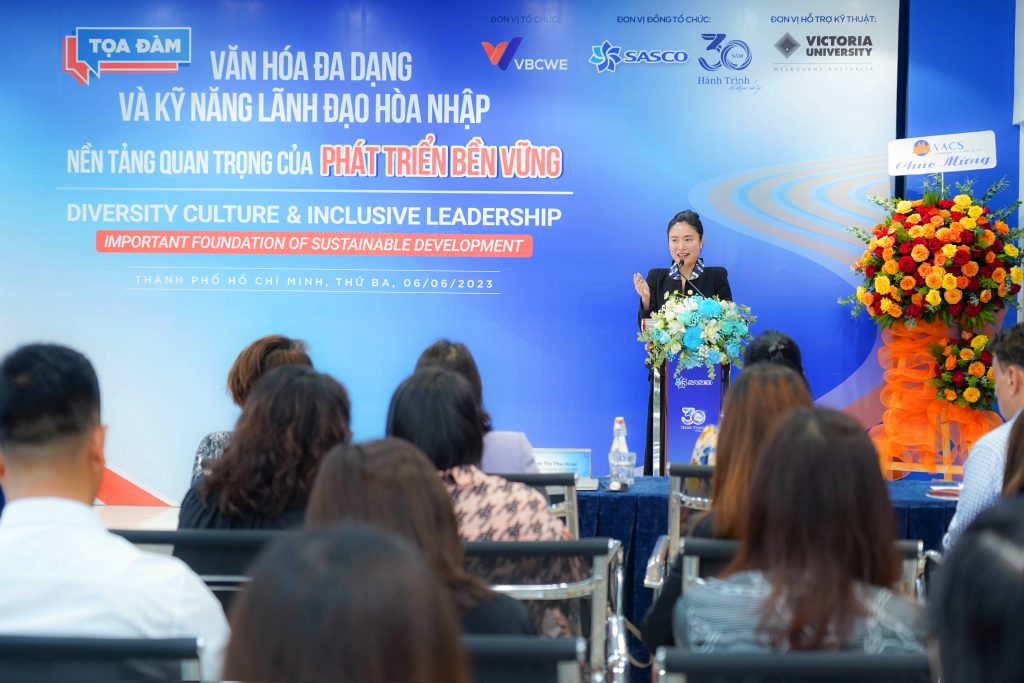 Tiến sĩ Catherine Lou- Giảng viên cao cấp, Trường Kinh doanh Đại học Victoria, Trưởng dự án Chuỗi cung ứng bình thường mới cho nền kinh tế du khách khu vực Úc-ASEAN, giới thiệu dự án “Covid-19 và tác động về giới đối với nền kinh tế du lịch Úc”