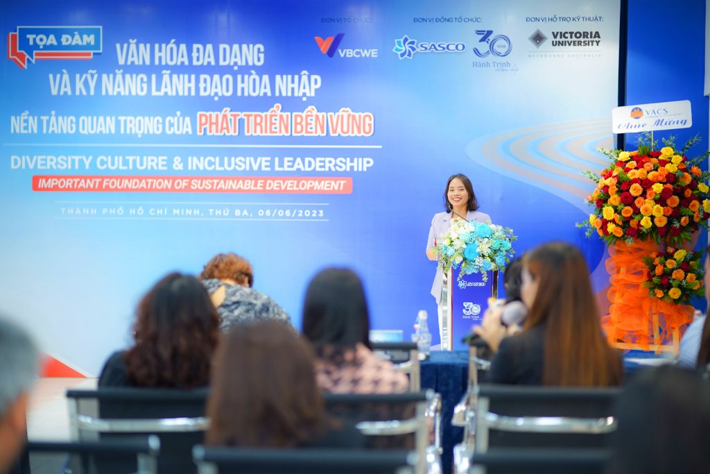Bà Đinh Thị Thu Hoài - Giám đốc điều hành VBCWE chia sẻ bài học thực thi chính sách bình đẳng giới tại nơi làm việc của một số công ty đa quốc gia và doanh nghiệp thành viên VBCWE