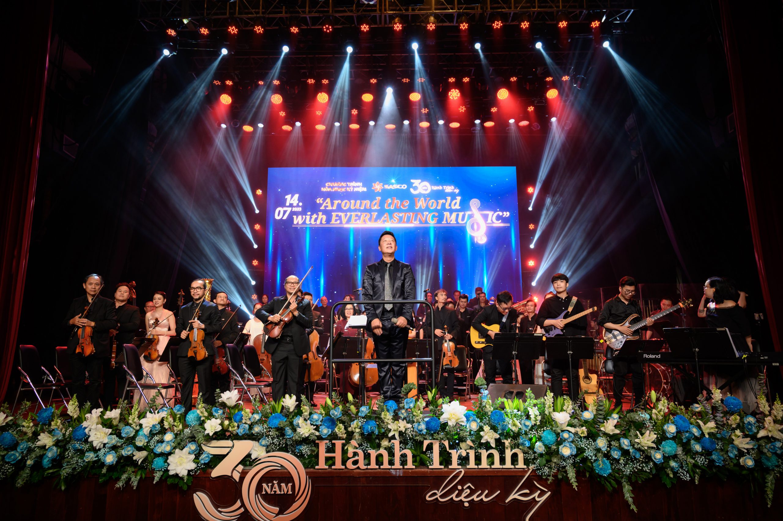 Chương trình hoà nhạc Around the world with everlasting music do Nhạc trưởng Lê Phi Phi và Dàn nhạc Nhà hát giao hưởng, nhạc – vũ kịch TP.HCM biểu diễn.