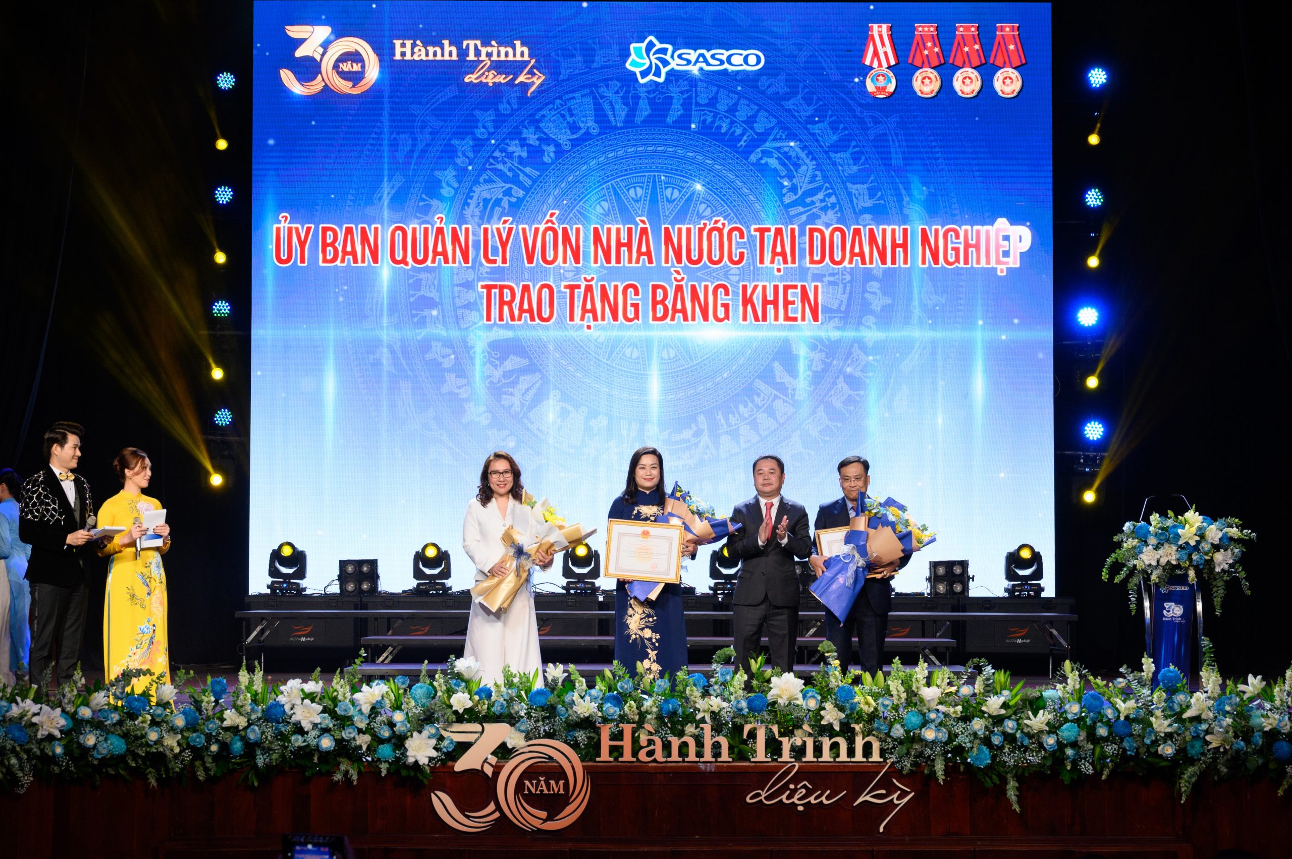 Ông Nguyễn Ngọc Cảnh - Ủy viên Ban cán sự Đảng, Phó Chủ tịch Ủy ban Quản lý vốn nhà nước tại Doanh nghiệp trao khen thưởng.