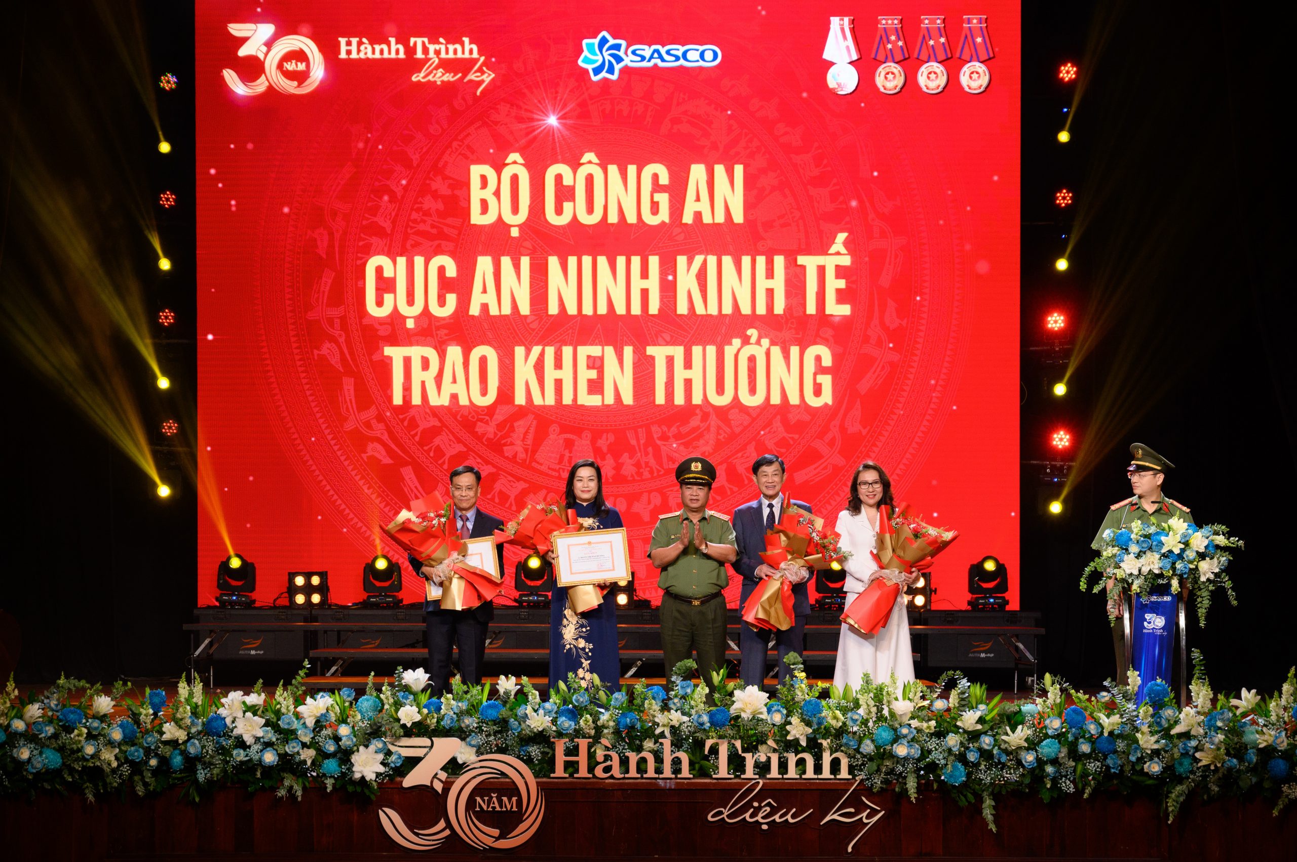 Trung tướng Nguyễn Đình Thuận, Ủy viên Đảng uỷ Công an Trung ương, Cục trưởng Cục An ninh kinh tế trao khen thưởng.